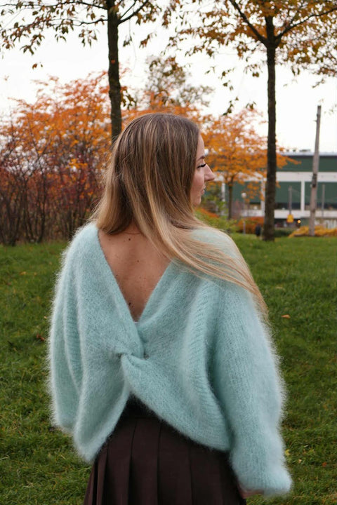 Tröja i mohair med knyt i ryggen