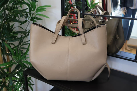 Axelväska med dubbla band i äkta skinn