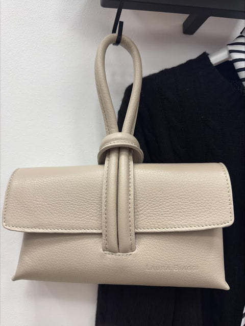 Väska med knut i äkta skinn