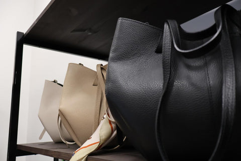 Axelväska med dubbla band i äkta skinn