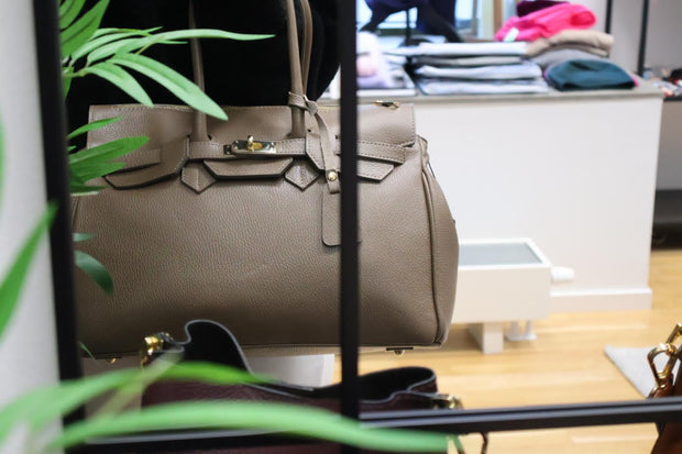 Top handle-väska med lock i äkta skinn