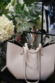 Axelväska med dubbla band i äkta skinn