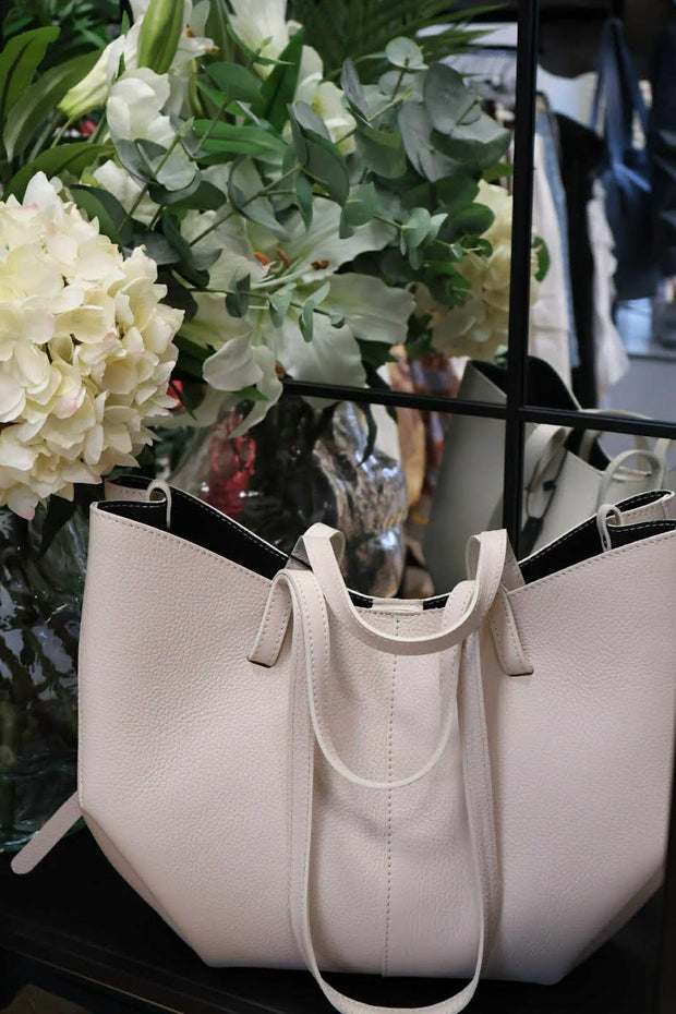 Axelväska med dubbla band i äkta skinn