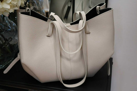 Axelväska med dubbla band i äkta skinn