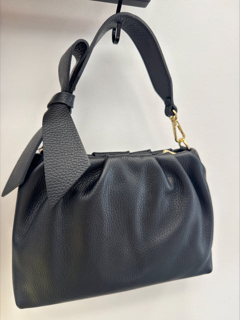 Svart skinnväska med extra axelrem