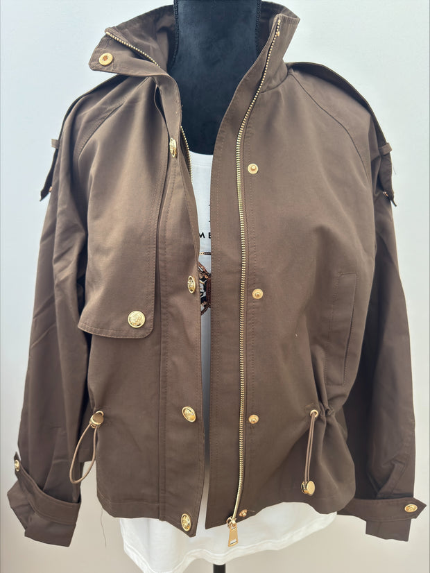 Trendig jacka med gulddetaljer