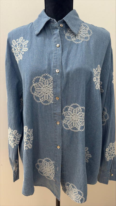 Skjorta med broderade detaljer
