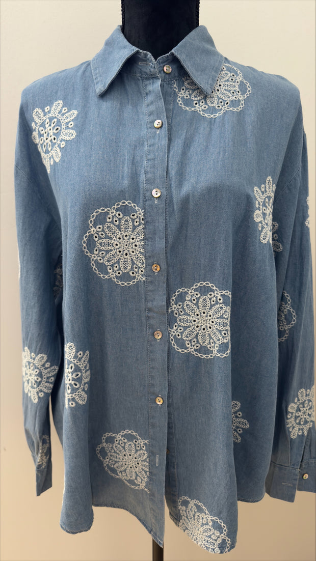 Skjorta med broderade detaljer